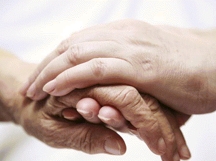 eine Hand wird von den Händen einer anderen Person gehalten